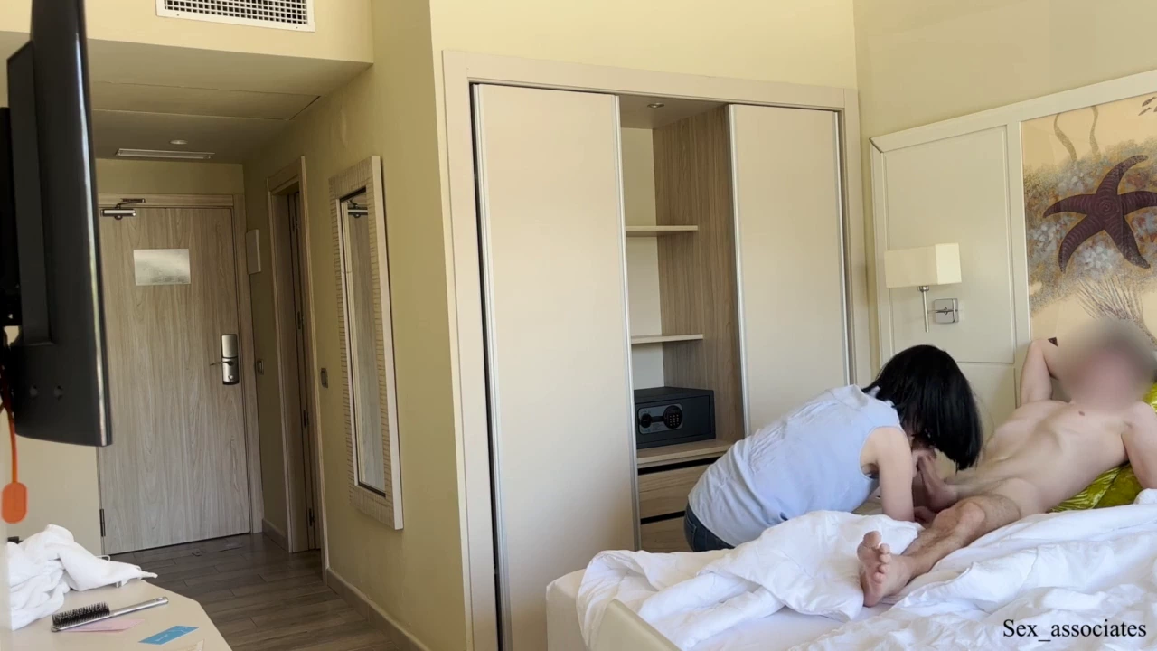 我在公共场合闪现我的阴茎,被酒店女佣打飞机 porn video